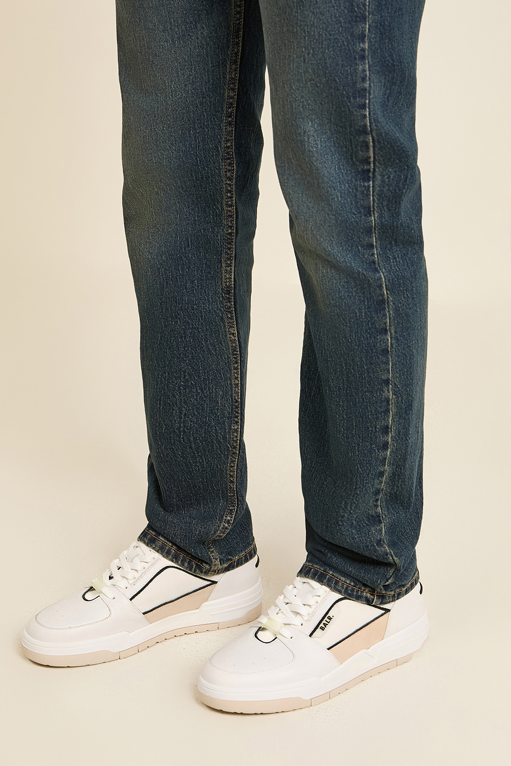 תמונת כל הלוק של נעלי סניקרס